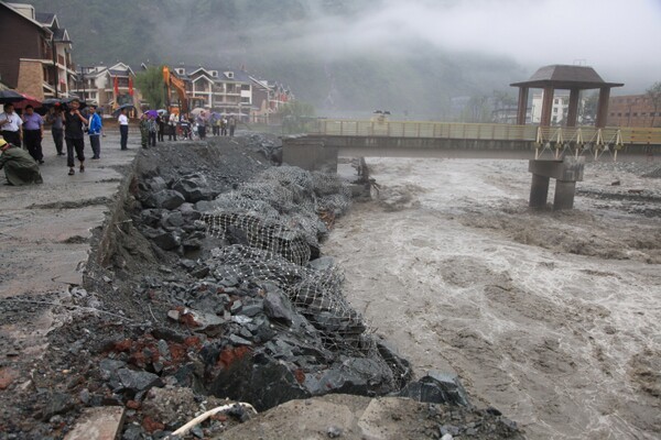 保衛(wèi)映秀新城 數(shù)千“巨石”鐵甲護(hù)堤