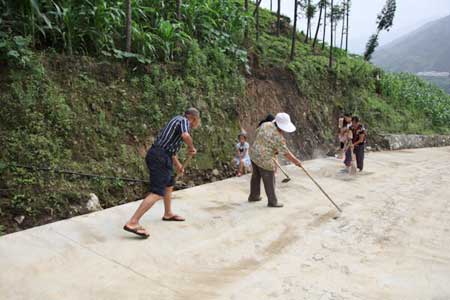 映秀鎮(zhèn)黃家院村不等不靠積極開展自救