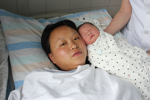 蘆山縣太平鎮(zhèn)震后首名女嬰降生