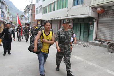 天降軍醫(yī)助太平 ——記成都軍區(qū)總醫(yī)院政委、抗震救災醫(yī)療隊隊長姚榕