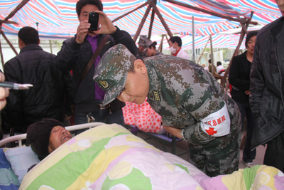 天降軍醫(yī)助太平 ——記成都軍區(qū)總醫(yī)院政委、抗震救災(zāi)醫(yī)療隊隊長姚榕