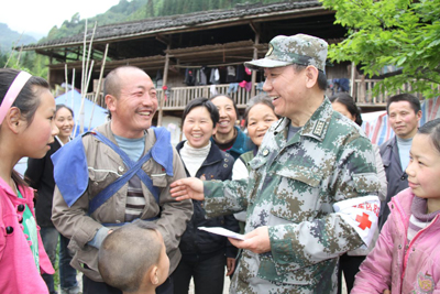 天降軍醫(yī)助太平 ——記成都軍區(qū)總醫(yī)院政委、抗震救災(zāi)醫(yī)療隊隊長姚榕