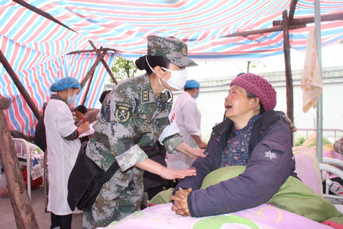 “四朵金花”地震災(zāi)區(qū)暖人心