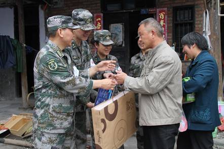 “六一”節(jié)前送祝福 醫(yī)療隊(duì)回訪“地震寶寶”