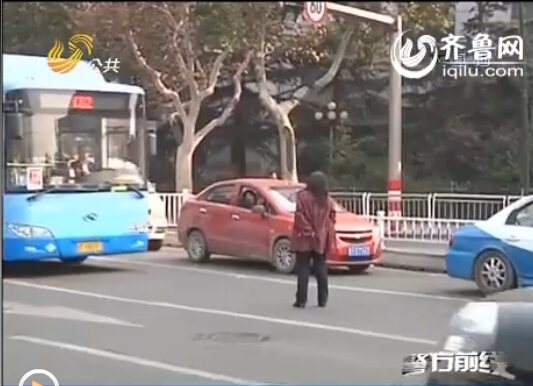 山東煙臺：疑似精神病女子馬路中央起舞 攔車大罵行人