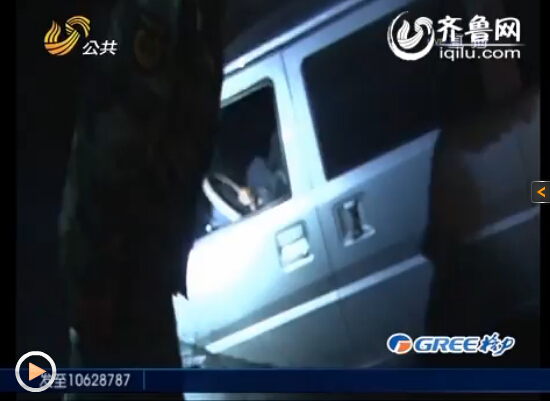 滕州一面包車深夜開進水溝 司機被發(fā)現(xiàn)時正在酣睡