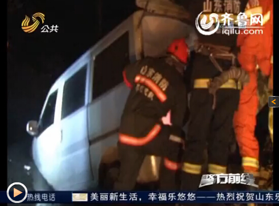 滕州一面包車深夜開進水溝 司機被發(fā)現(xiàn)時正在酣睡