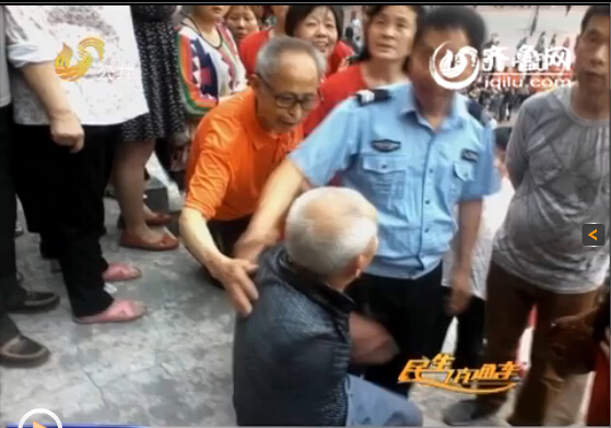 德州廣場(chǎng)舞大媽PK敲大鼓大爺 上演地盤“爭(zhēng)奪戰(zhàn)”