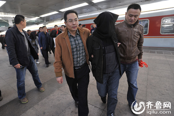 濟(jì)南現(xiàn)保險(xiǎn)柜撬盜團(tuán)伙涉案近百萬(wàn) 40秒完成撬柜取錢