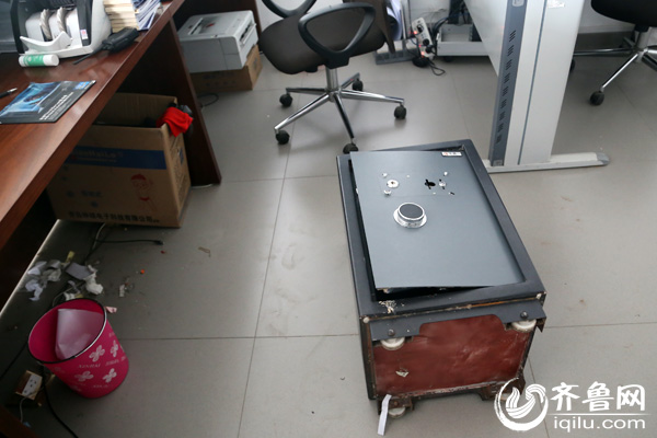 濟(jì)南現(xiàn)保險(xiǎn)柜撬盜團(tuán)伙涉案近百萬(wàn) 40秒完成撬柜取錢