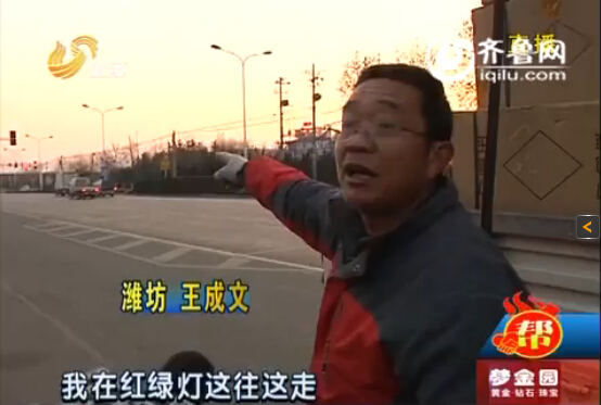 濰坊司機(jī)掉14箱鞋子遭哄搶 拾遺者不舍還鞋現(xiàn)場大哭