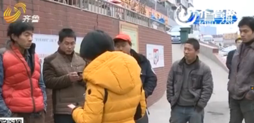 濟南七里山小區(qū)暖氣裝一半停工 承包商不給工錢遭抗議