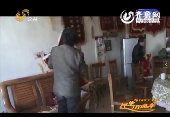 德州“神醫(yī)”銹針穿手掌治腰病 稱此為家傳開穴醫(yī)術(shù)