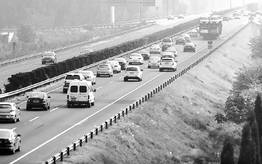 濟(jì)青高速南線車少北線常擁堵 跑一趟南線多花200元