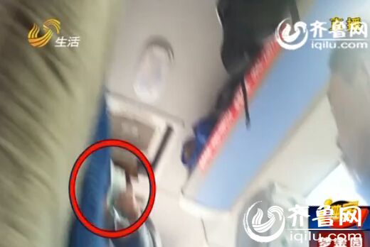 春運(yùn)“回鄉(xiāng)路”安全隱患多:長(zhǎng)途客車(chē)超載站外上下客