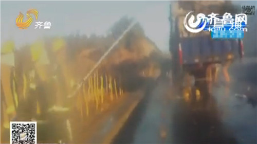 煙臺(tái):大貨車裝載35噸廢紙半路起火 致高速堵車兩公里