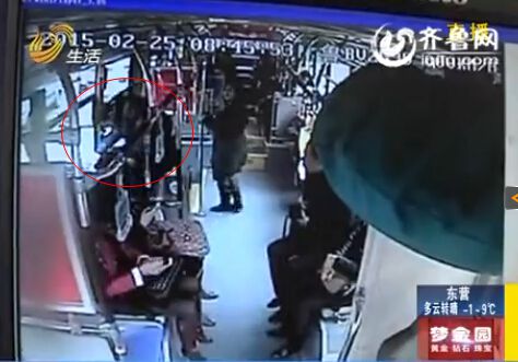 實(shí)拍青島男子公交車上耍性子 拉開車窗縱身跳出