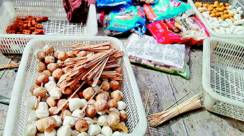 暗訪直擊麻辣燙亂象:骨湯靠勾兌 簽子不洗接著用