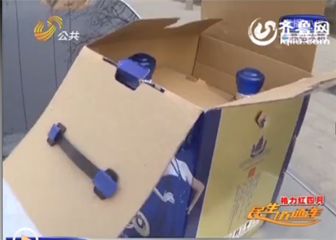 濰坊小伙請(qǐng)朋友喝酒發(fā)現(xiàn)瓶中有黑點(diǎn) 原是10來(lái)只蒼蠅