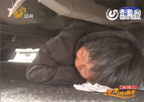 濟南泉城廣場頻見老人鉆車底 原是受騙“求關(guān)注”
