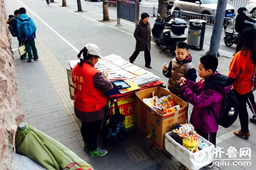 調查:濟南小學生扎堆零食攤 “五毛錢”辣條糖果熱銷