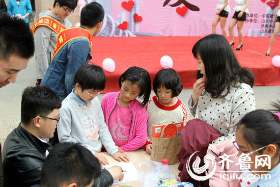 企業(yè)高校聯(lián)手搭建愛心橋 義演義賣助力濟南山區(qū)小學