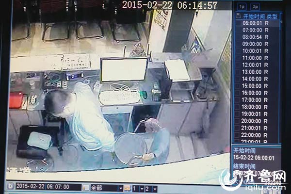 實(shí)拍濟(jì)南一網(wǎng)吧內(nèi)賊盜竊過(guò)程：將錢(qián)塞入內(nèi)褲后潛逃