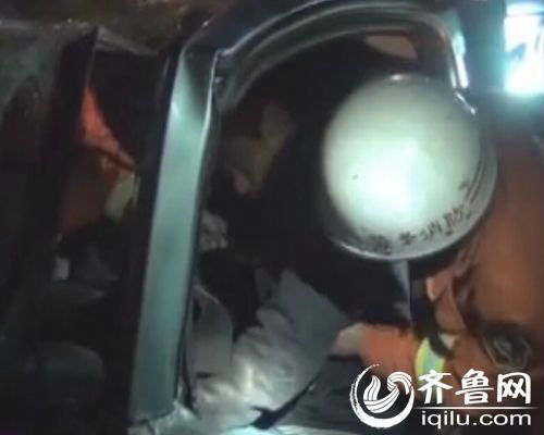 菏澤司機(jī)醉駕引發(fā)事故被卡車內(nèi) 拒絕救助不下車