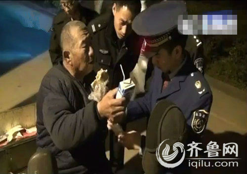 濟(jì)南一迷路老人黃河大橋上推車前行 熱心人幫其找家人