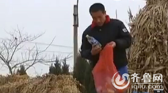 威海“裸捐哥”的草根慈善：申請加班 撿廢品賣錢