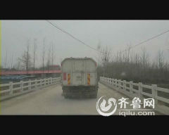 郯城:村頭池塘填滿垃圾惡臭難聞 垃圾車(chē)排隊(duì)倒垃圾