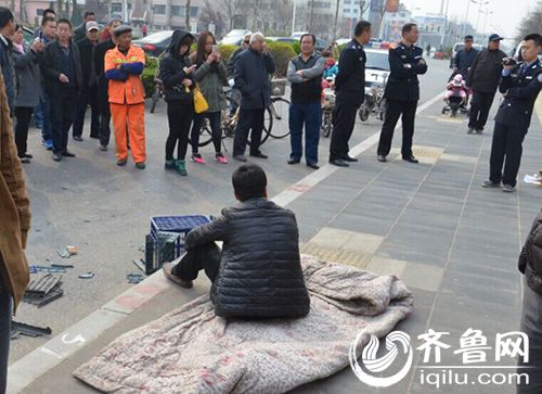 濱州:城管執(zhí)法過程中與攤販起沖突 一名隊員受傷