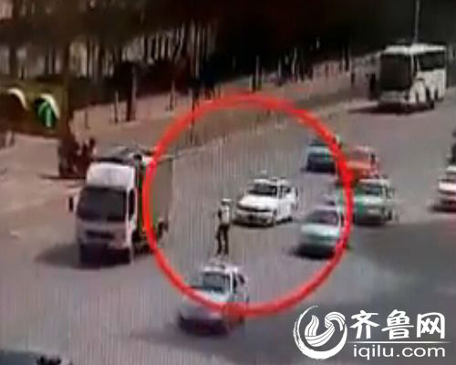 實拍:濟南寶馬車掛假牌險帶倒女警 車內(nèi)發(fā)現(xiàn)手銬