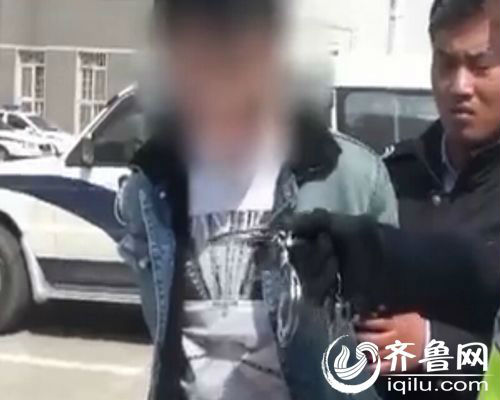 實拍:濟南寶馬車掛假牌險帶倒女警 車內(nèi)發(fā)現(xiàn)手銬