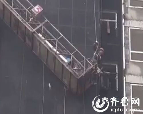 德州夏津兩工人施工時(shí)吊籃繩索滑脫 被困14層樓外