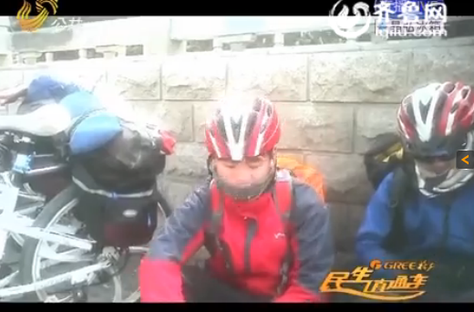 濟南:騎行男穿戴名牌路邊乞討 見記者詢問立馬離開