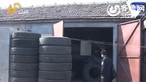 實(shí)拍德州黑作坊里翻新輪胎：舊胎打磨粘新胎面出售