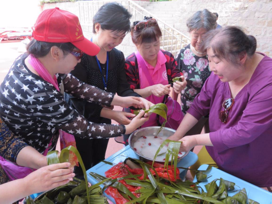 青島八大湖街道開展“棕香飄端午 心系鄰里情”系列活動(dòng)