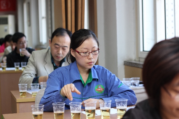 青睞“金藍(lán)領(lǐng)” 青島啤酒別樣的“年度表彰”