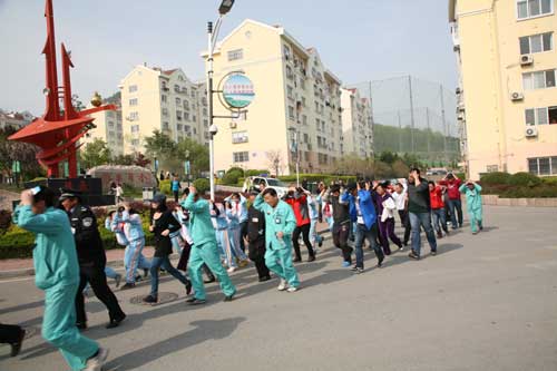 青島嶗山區(qū)舉行“防災(zāi)減災(zāi)日”居民區(qū)綜合應(yīng)急演練