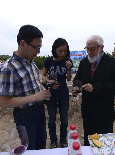 新疆首座專(zhuān)業(yè)葡萄酒莊--張?jiān)０捅Ｄ芯艟魄f開(kāi)業(yè)