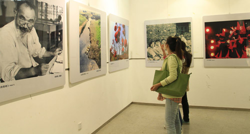 “ 看得見的瞬間---吳思強(qiáng)教授研究生攝影教學(xué)師生作品聯(lián)展”在山東藝術(shù)學(xué)院舉行