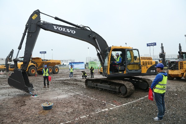 第二屆全國挖掘機(jī)操作手綠色節(jié)油挑戰(zhàn)賽全國總決賽在上海舉行