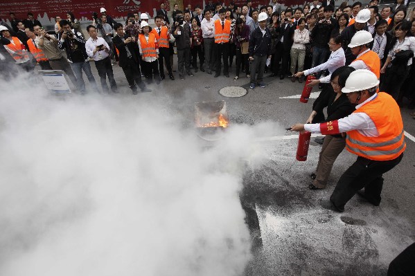 上海環(huán)球金融中心白領(lǐng)學火場逃生