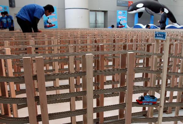 世界最長塑料玩具火車軌道在滬亮相