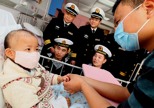 海軍官兵捐資、獻(xiàn)血搶救幼小生命