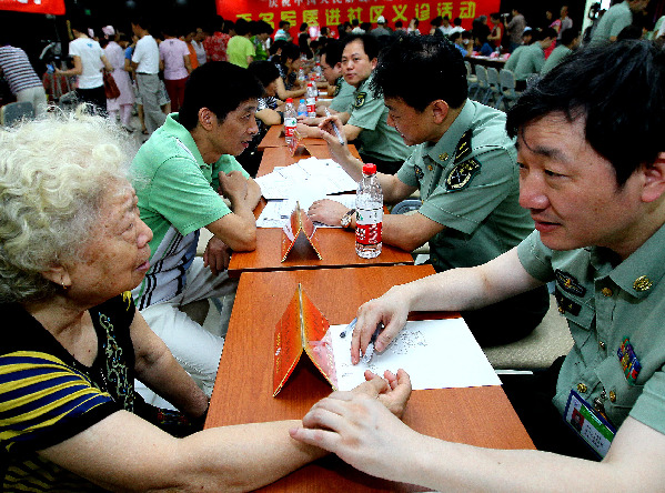 上海：迎八一 百名軍醫(yī)進(jìn)社區(qū)義診