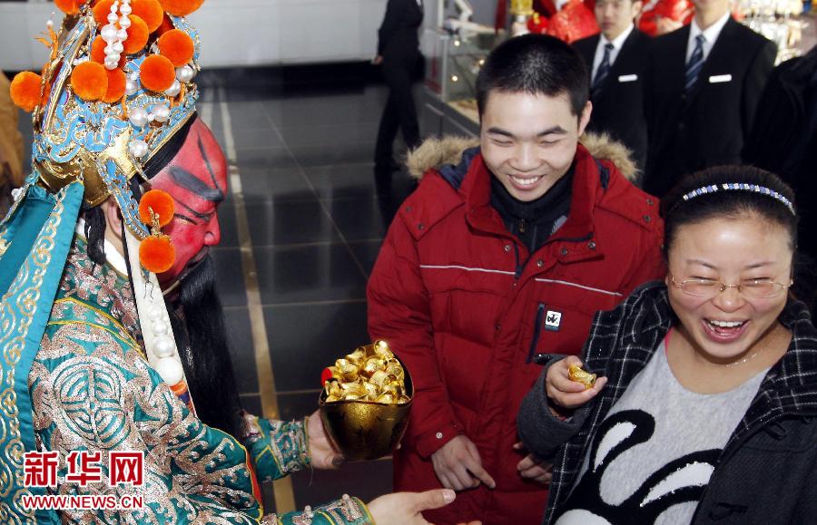 “龍騰祥云登金茂” 吸引八方游客來(lái)