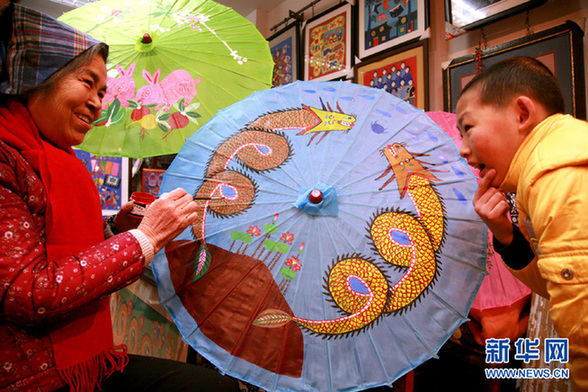 金山農(nóng)民畫家繪新作迎龍年