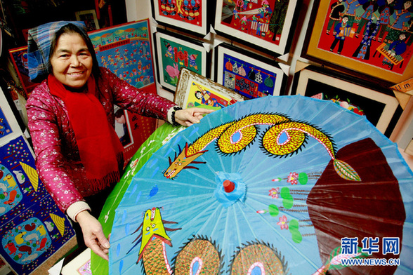 金山農(nóng)民畫家繪新作迎龍年